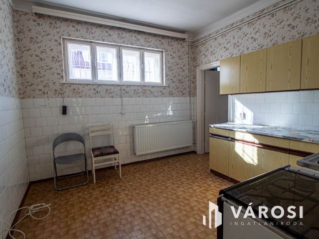 Tágas családi ház a belvárosban vállalkozási lehetőséggel