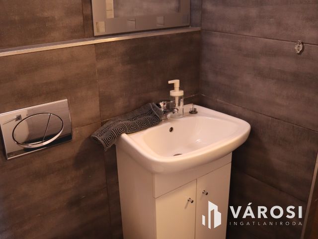 Felújított panorámás stúdió-apartman az Aranyparton eladó