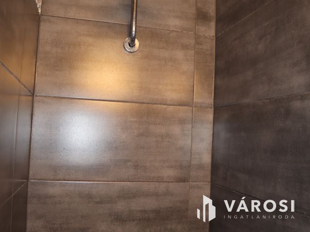 Felújított panorámás stúdió-apartman az Aranyparton eladó